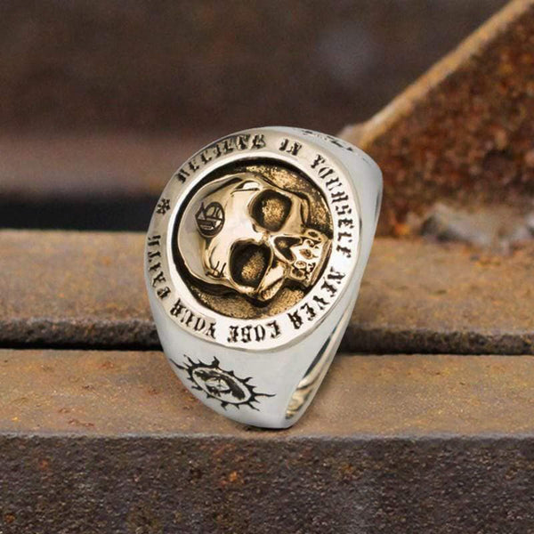 Bague tête de mort en argent sterling avec symbole de roche