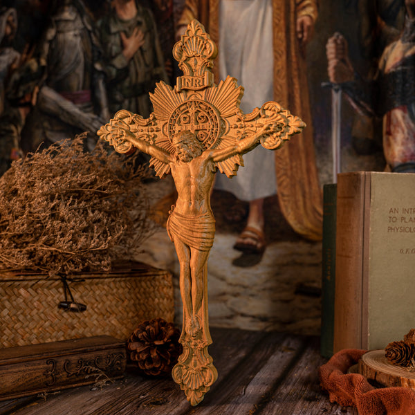 Holzschnitzerei des Jesuskreuzes mit dem Exorzismus des heiligen Benedikt