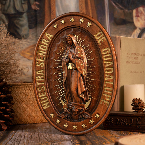 Sculpture sur bois Notre-Dame de Guadalupe de couleur rétro - Le saint patron du Mexique, de l'Amérique et des enfants à naître
