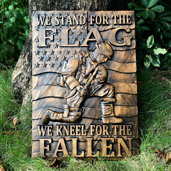 Nous défendons le drapeau, nous nous agenouillons pour les morts - Icône commémorative de sculpture sur bois d'un soldat américain
