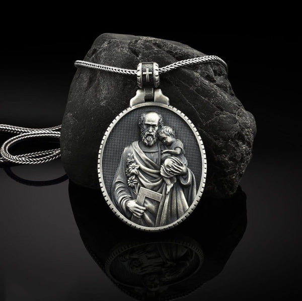 Christian Saint Joseph Medallion/The patron saint of fathers, pregnant women, immigrants, craftsmen, and engineers