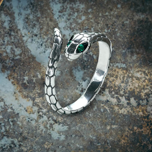 Ring aus Edelstahl mit grüner Augenschlange