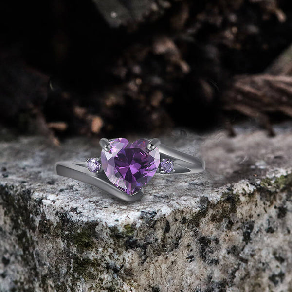 Herzförmiger Verlobungsring aus Messing mit violettem Zirkon