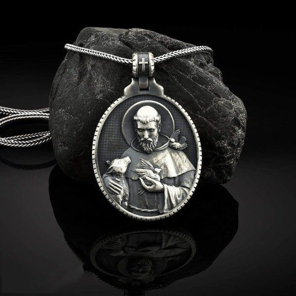 Halskette des Heiligen Franziskus von Assisi, dem Schutzpatron der Tiere