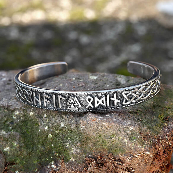 Gestempeltes Wikinger-Manschettenarmband aus Edelstahl mit Futhark-Runen