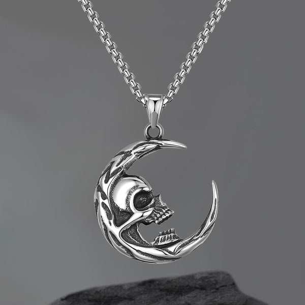 Die Totenkopf-Halskette aus abnehmendem Mond aus Edelstahl